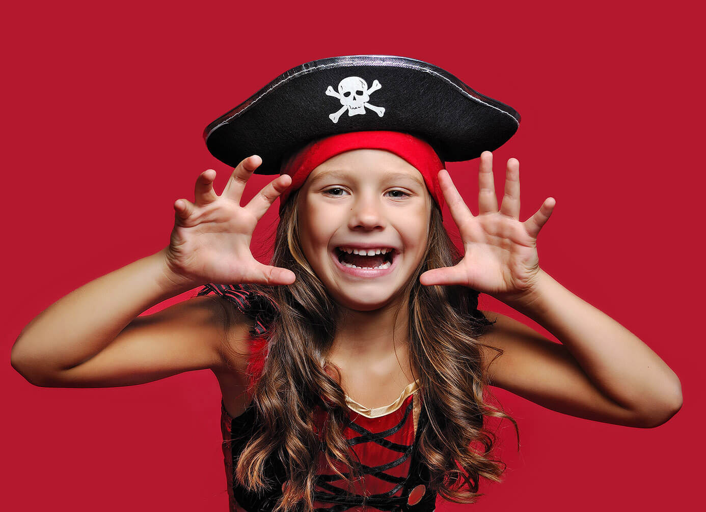 Maedchen im Piratenoutfit warnt vor billigen Zahnschienen aus dem Internet